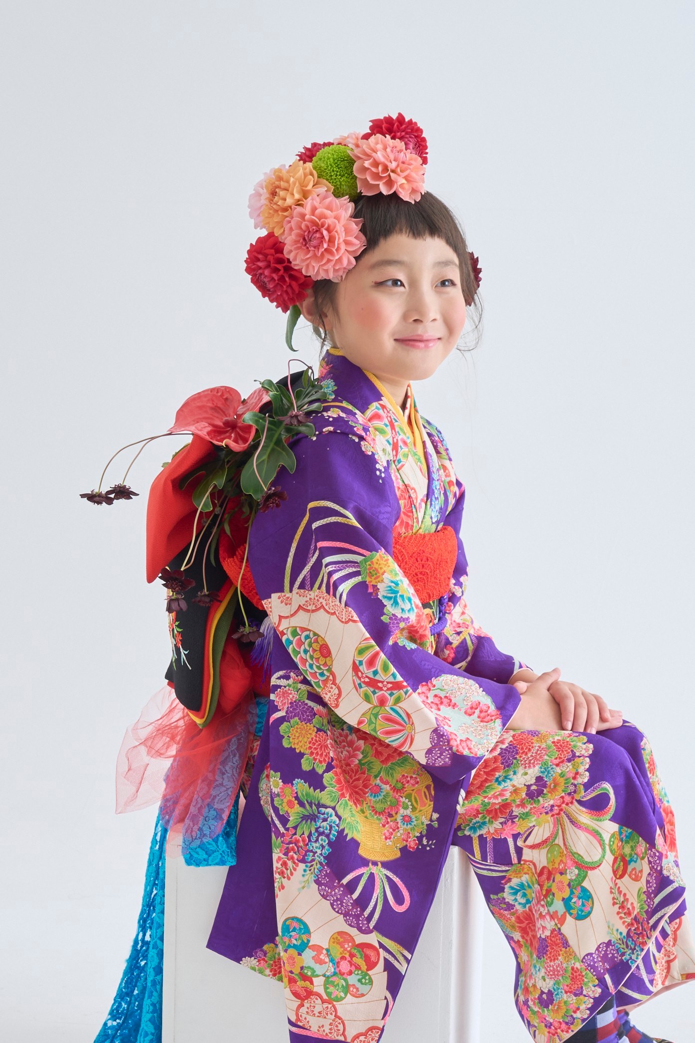 糸島写真館の七五三の写真(紫のアンティーク着物と生花の髪飾りの女の子)