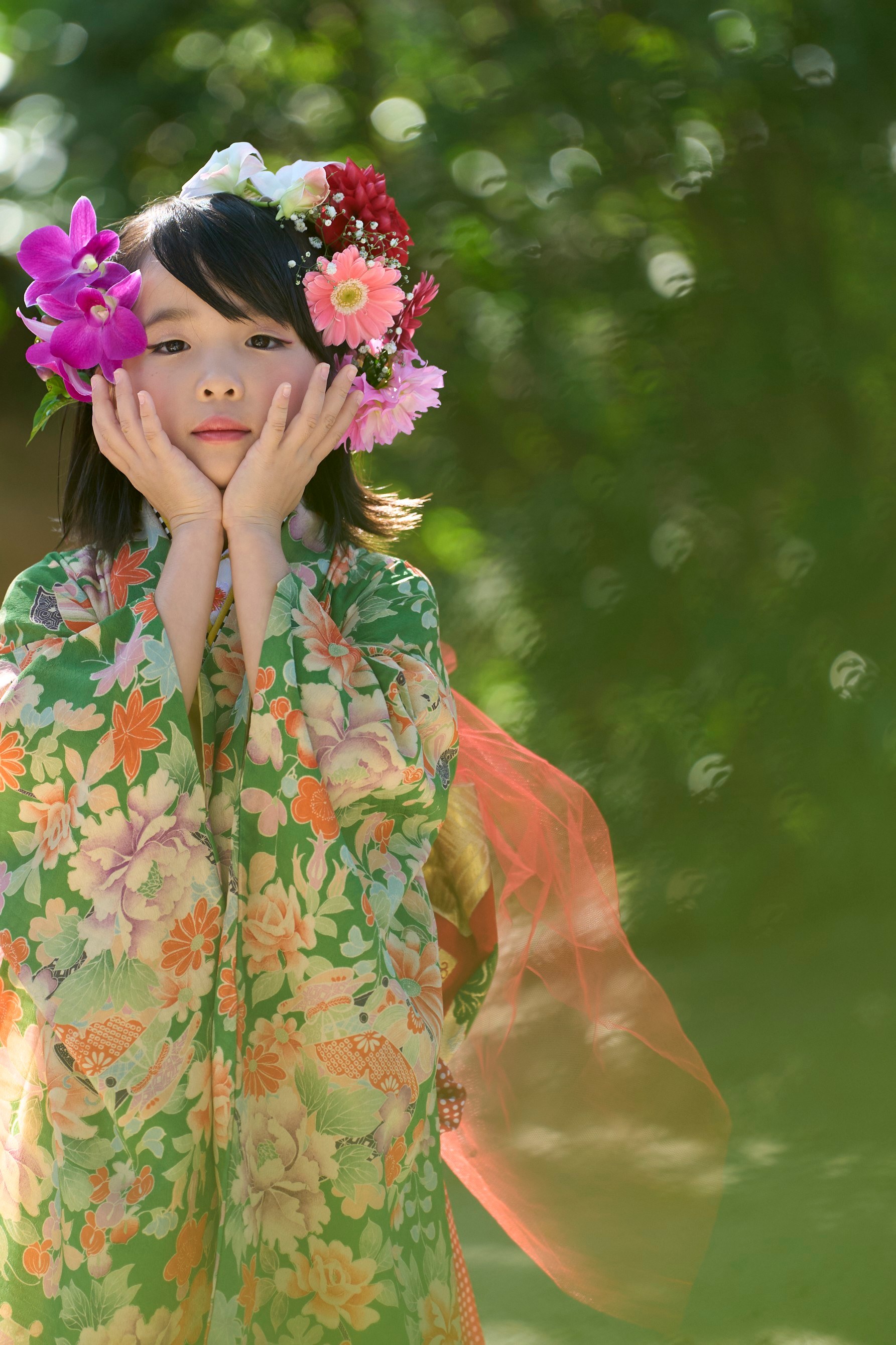 糸島写真館の七五三の写真(屋外ロケ・生花の花冠と緑の着物の女の子)
